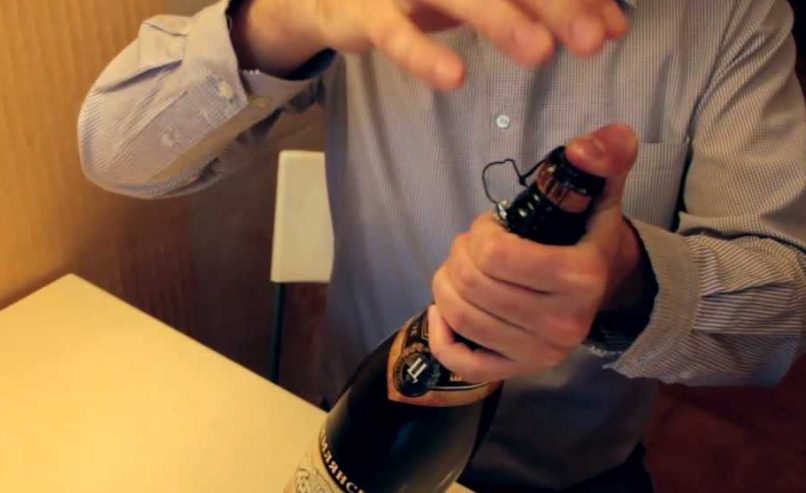 Как правильно открыть шампанское без выстрела